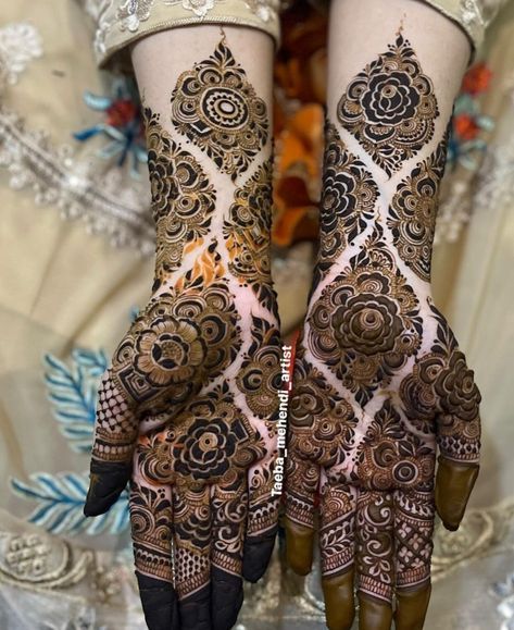 #mehndi #henna #wedding #hennaart #hennaartist #mehndidesigns #hennatattoo #mehendi #mehndidesign #hennadesign #mehndiartist #hennadesigns #mehndiart #bride #bridalhenna #hennainspire #art #hennalove #indianwedding #bridalmehndi #bridal #mehandi #love #hennawedding #pakistaniwedding #hennainspo #mehndilove #whitehenna #mehndibride #hennainspiration Mehndi Designs With Alphabet, Front Mehandi Designs, Simple Dubai Mehndi Designs, Aesthetic Mehndi Designs Back Hand, Dubai Design Mehendi, Dubai Pattern Mehndi Design, Latest Mehndi Designs Back Hand, Mehndi Designs Dubai, Khaleeji Henna Designs