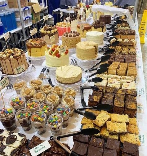 Market Cake Stall Display Ideas, Dessert Stall Ideas, Food Market Stall Display Ideas, Baked Goods Market Stall, Bakery Stall Ideas, Market Food Stall Ideas, Farmers Market Cake Display, Market Stall Bakery, Sweets Stall Ideas