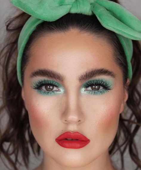 Tropical Emerald Green Makeup Looks to Brighten Up Your Summer Days Mint Green Makeup Looks, Emerald Green Makeup Looks, Mint Green Makeup, Emerald Green Makeup, Green Makeup Looks, Green Makeup Tutorial, Retro Makeup Looks, Sunset Makeup, Special Occasion Makeup