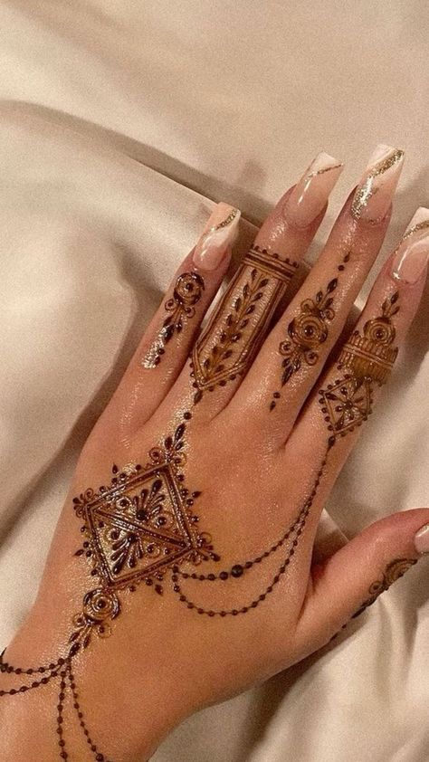 Marriage Henna, Red Maroon Nails, Islamic Marriage, Henne Tattoo, Cute Henna Designs, Henna Style Tattoos, Nails Valentine, Brown Henna, Henna Designs Wrist