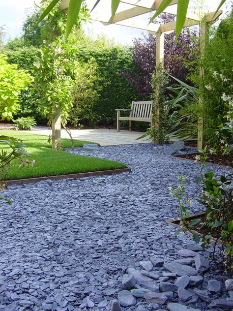 Blue Slate Shale is naturally flat and angular in shape, therefore provides a neat finish to the area in use. Heather Blue in colour, these slate chippings look stunning both dry and wet. As seen in this garden design by New Eden Landscapes. CED Stone inspiring beautiful landscapes Chippings Garden Ideas, Slate Chippings Garden, Blue Slate Chippings, Patio Layout Design, Luxury Garden Design, Low Maintenance Garden Design, Slate Garden, Patio Layout, Back Garden Design