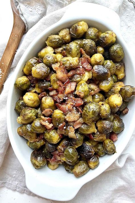 Roasted Brussels Sprouts with Balsamic and Bacon Best Peach Pie, Roasted Brussels Sprouts With Balsamic, Christmas Dinner Dishes, Cookies With Cake Mix, Oven Roasted Brussels Sprouts, Oven Roasted Garlic, Roasted Brussel Sprouts Oven, Brussel Sprouts With Bacon, Carrot Dishes