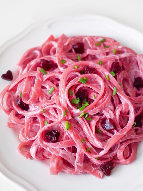 Valentine's Day Pink Pasta (Vegan) | Sara du Jour Valentines Dishes Ideas, Galentines Party Food Ideas Vegan, Savory Valentines Food, Valentines Pasta Salad, Valentines Food Savory, Valentines Pasta Dinner, Valentine’s Day Pasta, Valentines Day Themed Food, Savory Valentines Day Food