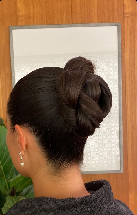 Hoco Inspo, Low Buns, Big Bun Hair, Bridal Bun, Hair Vendor, Chic Hairstyles, Sleek Hairstyles, Hair Inspiration Color, Hair Stuff