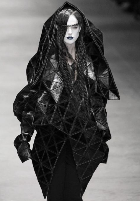 Runway Design, Haute Couture Style, Combat Clothes, Fashion Textiles, Origami Fashion, Sculptural Fashion, London Fashion Weeks, Geometric Fashion, Random Inspiration