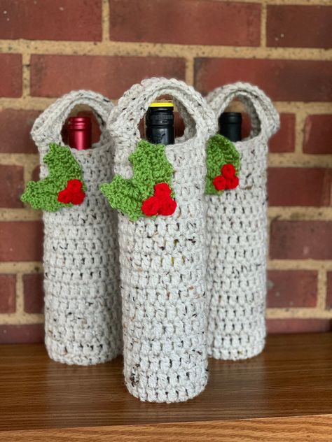 Latest Crochet Bottle Cover Designs Patterns 2024 Wine Coozie Crochet, Crochet Wine Bottle Holder, Crochet Bottle Bag, Water Bottle Holder Crochet, Crochet Holiday Gifts, Crochet Novelty, Wine Bag Pattern, Crochet Bottle Cover, Wine Cozy