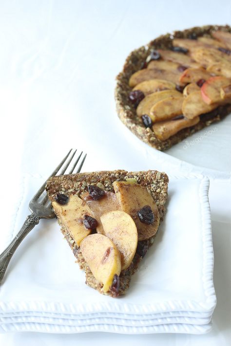 Take summer dessert to the next level with this seed-based, simply sweet, no-bake, apple pie. Gluten-free & Vegan Raw Vegan Pie, Raw Vegan Apple Pie, Raw Apple Pie, Vegan Cheesecake Recipe Cashew, Cashew Cheesecake Vegan, Raw Vegan Strawberry Cheesecake, Healthy Pies, Raw Cheesecake, Homemade Cherry Pies