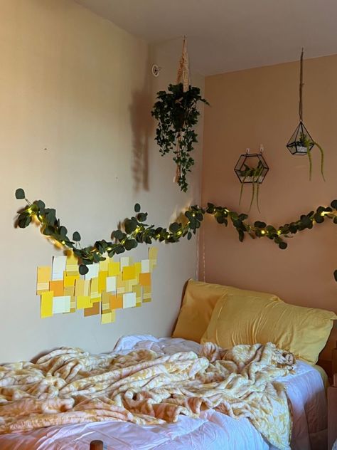 Yellow And Green Room Decor, Light Yellow Room Aesthetic, College Dorm Room Ideas Yellow, Yellow Theme Room, Green And Yellow Room, Plant Dorm Room, Dorm Room Ideas Yellow, Yellow Dorm Room Ideas, Yellow Dorm Room