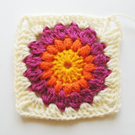 Nittybits: Sunburst Granny Square Blanket Tutorial Sunburst Granny Square Blanket, Sunshine Crochet, Granny Square Blanket Tutorial, Cal Crochet, Sunburst Granny Square, Cat Plushie, Granny Square Tutorial, Pillow Patterns, Cozy Luxury