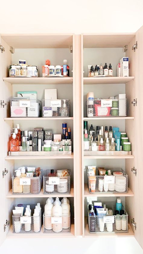 Penyimpanan Makeup, Medicine Cabinet Organization, Desain Pantry, Medicine Organization, Beauty Organization, The Home Edit, Beauty Storage, Kate Bosworth, Personal Care Products