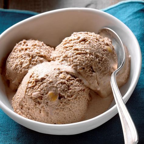 Toasted Hazelnut and Chocolate Ice Cream Ricotta Ice Cream, Homestyle Recipes, Chocolate Ice Cream Recipe, Ice Scream, Chocolate Crunch, Homemade Ice Cream Recipes, Baking Cocoa, Cold Treats, Ice Cream Recipe