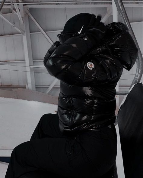 Canada Goose Aesthetic, Winter Cabin Trip, Cute Cold Weather Outfits, Aspen Trip, Black Jacket Women, No Face Aesthetic, Desert Photoshoot Ideas, Ski Fits, Snow Fits