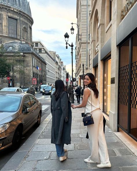 When the Panday sisters took on Paris all decked in Chanel ✨ Ahh seeing these two living it up in Paris is giving all of us major FOMO 💖 [Ananya Panday, Rysa Panday, Celeb news, Celeb updates, Bollywood movie, Paris, Chanel, Bollywood updates, Bollywood fans, Bollywood gossip, Bollywood actor, mamaraazzi] Rysa Panday, Paris Chanel, Ananya Panday, Handmade Fabric Bags, Bollywood Updates, Casual Indian Fashion, Bollywood Gossip, Bollywood Movie, Bollywood Actors