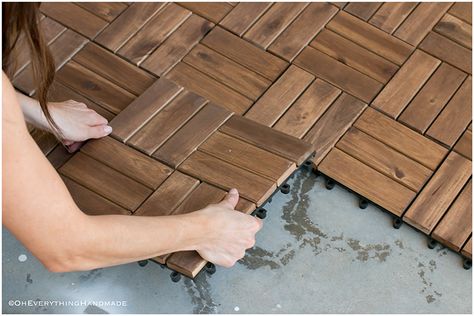 Small balcony makeover - placing the wooden tiles How To Make A Balcony Private, Flooring For Balcony, Garden Design Balcony, Balcony Flooring Ideas, Small Balcony Makeover, Balcony Hanging Plants, Townhouse Backyard, Balcony Floor, Design Balcony