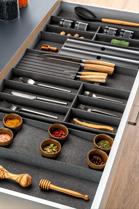 Think you can't be sustainable without sacrificing functionality? OrganiQ is here to change your mind...
Indulge in cultery inserts, knife blocks, spice inserts and foil dispensers crafted from this green OrganiQ material. Time to maximize your space consciously with Häfele 🌏 Drawer Spice Rack, Knife Blocks, Knife Organization, Drawer Inserts, Fabric Drawers, Organize Drawers, Drawer Storage, Natural Fibres, Spice Rack