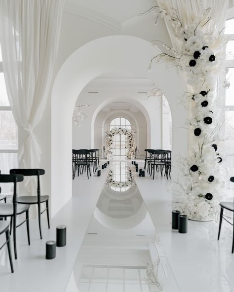 The concept of a black and white chamber wedding 🤍🩶🖤 #mg_eventdesign Grey And Black Wedding, Isle Flowers, Black Wedding Theme, 2026 Wedding, Monochromatic Wedding, Bride Groom Table, Wedding Aisle Decorations, Wedding Black, House Of Beauty