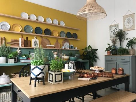 a stylish kitchen with mustard walls, green tiles on the backsplash and floating shelves Green And Yellow Kitchen, Mustard Kitchen, Mustard Yellow Kitchens, Yellow Kitchen Walls, Colorful Kitchens, Yellow Kitchen Designs, Summer Interior, Mustard Walls, Green Tiles