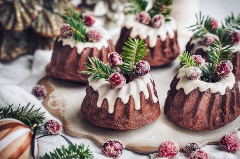 Beautiful Bundt Cakes, Mini Yule Log Cakes, Mini Cakes For Christmas, Red Velvet Mini Bundt Cakes, Mini Christmas Bundt Cakes, Bundt Cake Recipes Christmas, Christmas Dessert Aesthetic, Mini Bunt Cakes Ideas Christmas, Christmas Mini Bundt Cakes