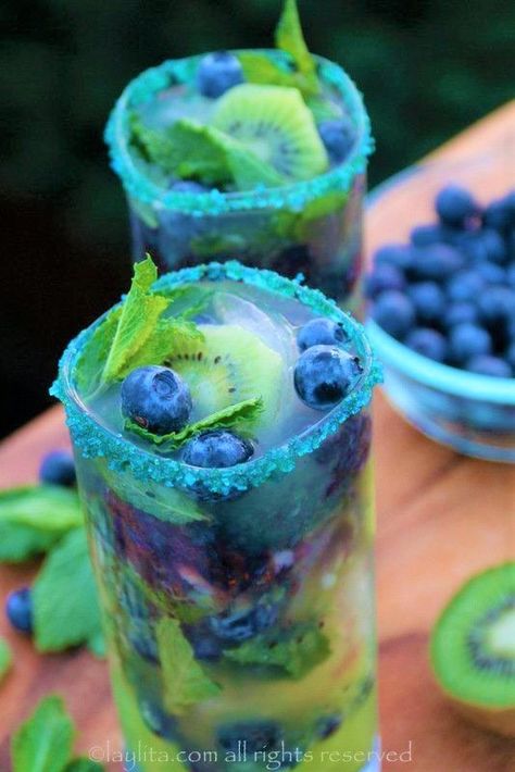 Kiwi Mojito, Aperitif Cocktails, Blueberry Mojito, Mojito Cocktail, Fancy Drinks, Alcohol Drink Recipes, Milkshakes, Party Drinks, Refreshing Drinks