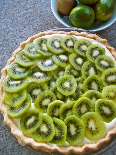 They will soon dye the river green for St. Patrick’s Day in nearby Chicago. But for this brilliant green pie, no artificial dye is needed, thanks to the vivid color of fresh kiwi fruit. I ha… Kiwi Treats, Strawberry Kiwi Pie, Kiwi Tart, Kiwi Recipes Dessert, Kiwi Pie, Kiwi Desert, Kiwi Dessert, Green Pie, Fruit Pie Recipe