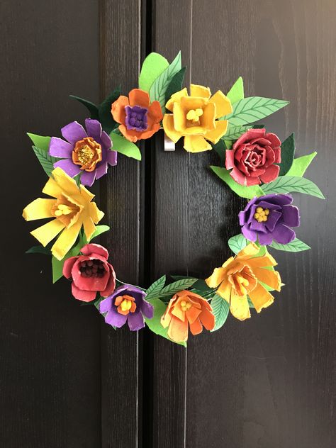 Egg Carton Flower Wreath, Egg Carton Art, Egg Carton Flowers, Fruit Crafts, Egg Carton Crafts, Collage Art Projects, Easter Egg Designs, Felt Leaves, Cool Paper Crafts