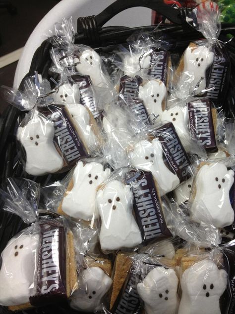 Ghost Peep Smores, Ghoulfriends Party, Ghost Peeps Smores, Ghost Marshmallow Treats, Spooky One First Birthday Party Favors, Ghost Themed Snacks, Ghost Treats For Kids, Ghost Themed Baby Shower Ideas, Spooky One Party Favors