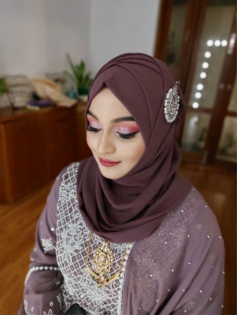 Gorgeous Glam with simple hijab drape Bridal Hijab Styles Tutorials, Hijab Styling, Bridal Hijab Styles, Hijab Design, Bridal Hijab, Style Tutorial, Hijab Designs, Simple Hijab, Hijab Style Tutorial