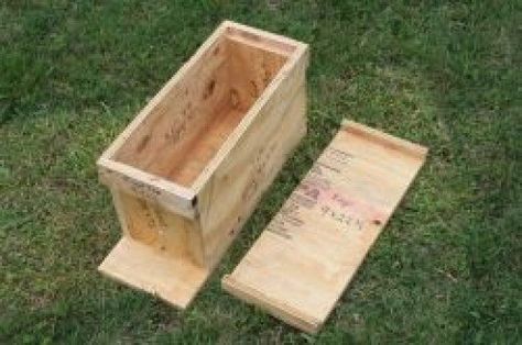 Making the lid Bee Nuc, Bee Traps, Bee Hive Plans, Backyard Bee, Raising Bees, Backyard Beekeeping, Bee Boxes, Bee Farm, Bee Keeper