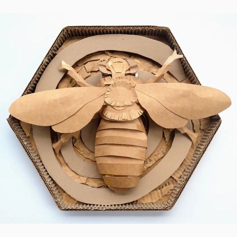 Cardboard Insects Sculpture, Paper Mache Bee, Cardboard Insects, Cardboard Bugs, Cardboard Sculpture Ideas, Cardboard Bee, Cardboard Relief Sculpture, Bee Sculpture, Cardboard Art Projects