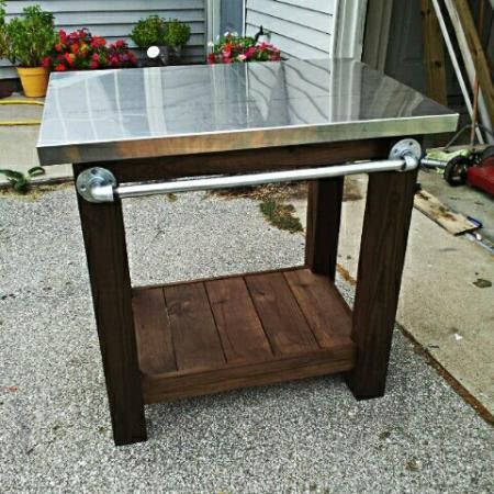 Grill table with stainless steel top | DIY - love the pipe handle! Grilling Table Outdoor, Outdoor Work Table Diy, Bbq Side Table Diy, Outdoor Cooking Table Diy, Outdoor Grill Table Diy, Outdoor Butcher Block Table, Outdoor Grill Tables, Diy Outdoor Food Prep Table, Industrial Side Table Diy