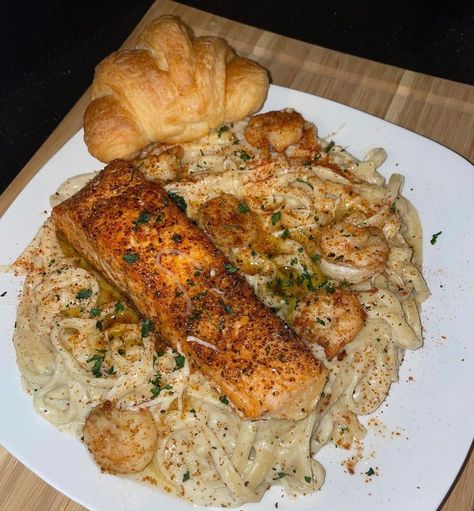 Salmon Shrimp Pasta, Salmon Alfredo, Apartment Recipes, Foodie Lover, Soul Food Dinner, Chicken And Shrimp, Chicken And Shrimp Pasta, Delicacy Food, Food Babe