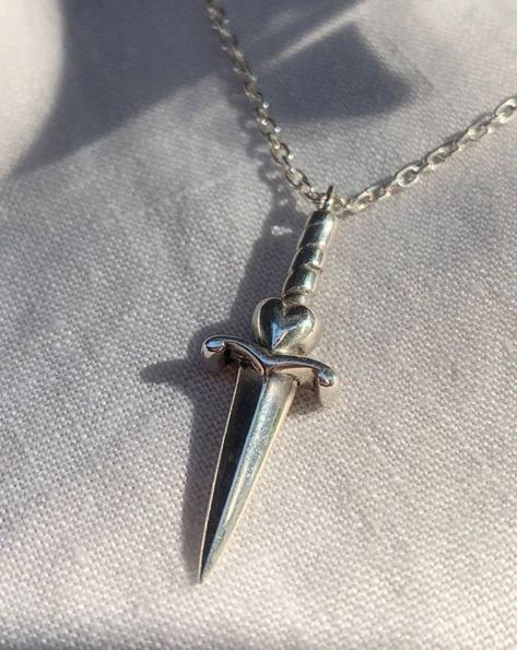 Dark Accessories, Carved Necklace, Knife Necklace, Dagger Necklace, Carved Heart, Necklace Ideas, Dragon Jewelry, Newt, Metal Necklaces