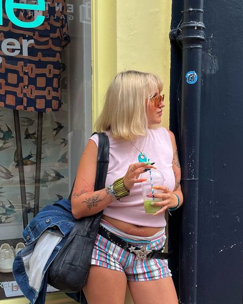 matcha & mooching⭐️🚶‍♀️ Pink Matcha, Summer Bob, Shorts Summer Outfit, Bob Blonde, Outfit Shorts, Micro Shorts, Stripe Shorts, Outfit Pink, Deep Winter