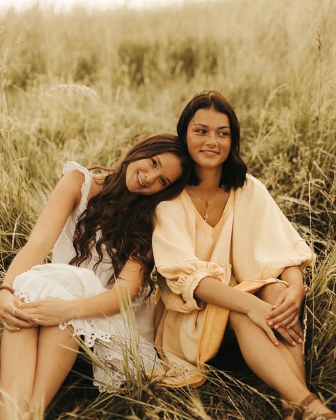 your sign to do a bestie shoot 🫶🏼🕊️ Sister Photo Shoot Poses, Photo Idea With Bestie, Cute Sister Poses, Sister Fall Photoshoot, Best Friend Shoot Photography, Photoshoot Ideas Best Friends, Two Sisters Photography, Bestie Photoshoot Ideas, Best Friend Pictures Photo Shoots