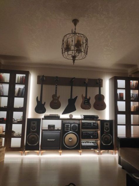 guitar room Guitar Room Aesthetic, Music Room Ideas Home Studio, Guitar Room Decor, Room Aesthetic Dark, Room Western, Musician Room, Music Themed Rooms, Aesthetic Guitar, Music Room Design