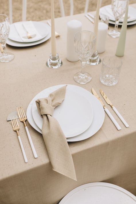 Sometimes less really is more! Natural tones, gold accents, candles and crystal glasses. #weddingdecor #minimalistwedding #wedding #table #setting #weddingtheme Minimal Table Setting Home, Lunch Table Design, Lunch Table Ideas, Minimalist Wedding Table Setting, Nude Table Setting, Outdoor Lunch Table Setting, Modern Dinner Table Setting, Dinner For Two Table Setting, Lunch Table Decoration