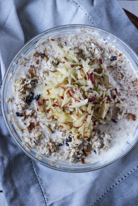 Healthy Bircher Muesli Recipe, Bircher Muesli Aesthetic, High Protein Muesli Recipe, Muesli Recipe Overnight, Clean Food Breakfast, Bircher Recipe, Bircher Muesli Recipe, Overnight Muesli, Yoghurt Breakfast