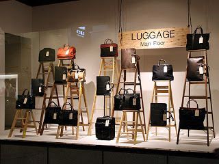 Backpack/bag display Bag Store Display, Purse Display, Shoe Store Design, Merchandising Ideas, Handbag Display, Store Window Displays, Visual Merchandising Displays, Retail Windows, Bag Display