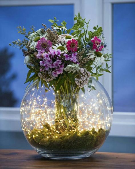 Wow!!!! This is STUNNING!I never would have thought of including fairy lights in a flower arrangement! Wine Bottle Centerpieces, Deco Champetre, Bottle Centerpieces, Tafel Decor, Vase With Lights, Fairy Birthday, Deco Floral, Flower Centerpieces, Battery Operated