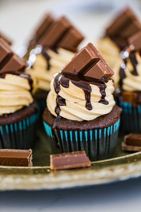 Kit Kat Dessert, Kit Kat Cupcakes, Fancy Chocolate, Kit Kat Bars, Chocolate Party, Peanut Butter Frosting, Butter Frosting, Chocolate Sauce, Kit Kat