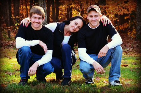 mom and sons Triplets Photography, Mother Son Pictures, Mother Son Photos, Son Photo Ideas, Daughter Photo Ideas, Senior Photos Boys, Family Photoshoot Poses, Family Portrait Poses, Photography Poses Family