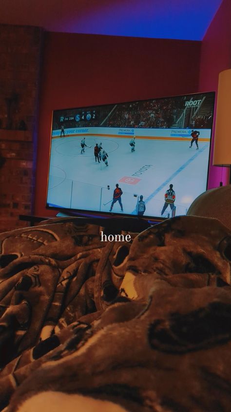 Hockey Fotos Aesthetic, Ice Hockey Aesthetic Girl, Hockey Family Aesthetic, Watching Hockey Aesthetic, Ice Hockey Aesthetic, Hockey Captain Aesthetic, Aesthetic Hockey, Hockey Family, Kraken Hockey