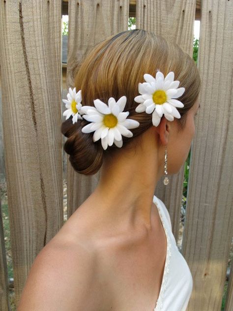 White Daisy Flower Hair Pin ♥ Source: summerbvt on Etsy Daisy Flower Crown Wedding, Daisy Flower Crown, Daisy Wedding, Twist Bun, Flowers In Her Hair, Daisy Love, Flower Hair Pin, Flower Child, Daisy Flower