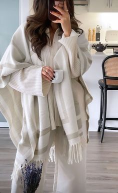 White Poncho Outfit, Poncho Outfit Winter, Outfits With Scarf, Modest Fall Outfits, Simple Work Outfits, Poncho Outfit, Paris Photoshoot, Designer Summer Dresses, Money Fashion