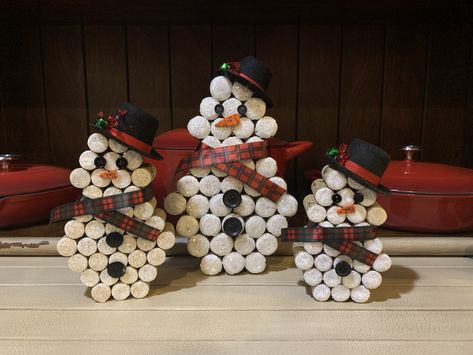 Snowmen made out of wine corks. ☃️ Christmas Crafts Using Wine Corks, Things To Make Out Of Wine Corks, Christmas Wine Cork Ideas, Wine Cork Projects Christmas, Things To Make With Wine Corks, Cork Art Projects, Crafts With Wine Corks, Wine Corks Ideas, Christmas Cork Crafts