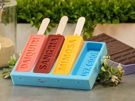 Cheers to delicious frozen fun for everyone! Whether it's a poolside party, a barbecue with friends, or a cozy night in, these personalized popsicle molds provide the perfect canvas for crafting refreshing treats featuring a name, special message, or funny quote! Making popsicles is an easy and fun activity for the whole family. And for the adults in the room, try infusing your pops with your favorite spirits or create sophisticated cocktail blends. Get creative, experiment, and delight in the i Popsicle Design, Popsicle Packaging, Popsicle Ice Cream Packaging, Silicone Popsicle Molds, Outshine Popsicles, Stainless Steel Popsicle Molds, Frozen Popsicles, Ice Pop Molds, Poolside Party