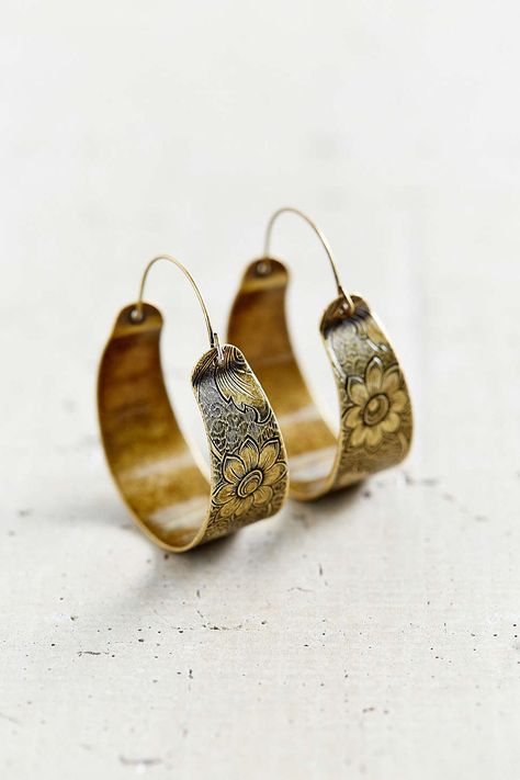 Estilo Hippie, Golden Girls, Jewelry Inspo, Vintage Beauty, Pretty Jewellery, Round Earrings, Gold Hoop Earrings, Piercing Jewelry, Bling Bling