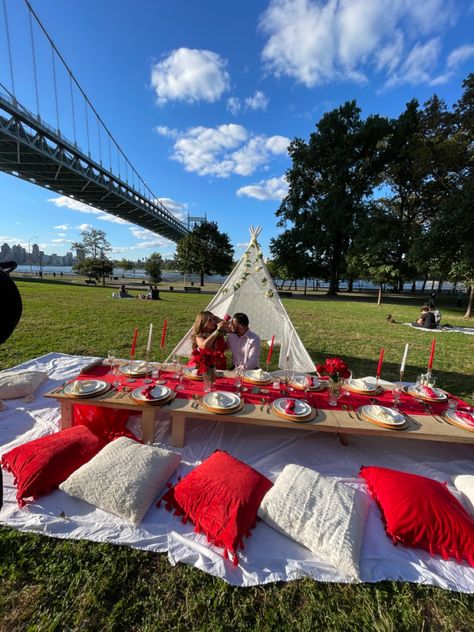 Christmas Picnic Ideas Outdoor, Pick Nick Aesthetic, Red Picnic, Christmas Picnic Ideas, Christmas Picnic, Picnic Party Favors, Cheap Wedding Table Centerpieces, Picnic Birthday Party, Vision Board Party