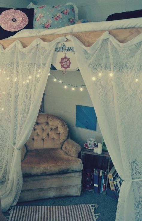 Cute reading nook for dorm room Dorm Hacks, Dream Dorm, Dorm Sweet Dorm, Dorm Inspiration, Dorm Room Storage, College Living, College Planning, Dorm Living, College Stuff