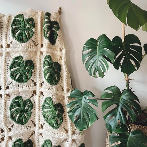 Clever Crochet Projects, Cactus Crochet Blanket, Monstera Granny Square Pattern, Crochet Monstera, Yarn Toys, Crochet Blanket Ideas, Monstera Pattern, Scrap Yarn Crochet, Leftover Yarn